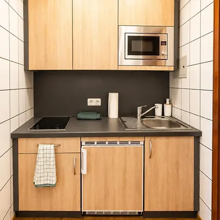 Sleeps 2 With Balcony Apartment *